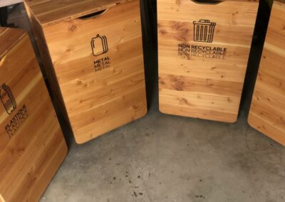 Borne de tri extérieur en bois massif, borne design et durable